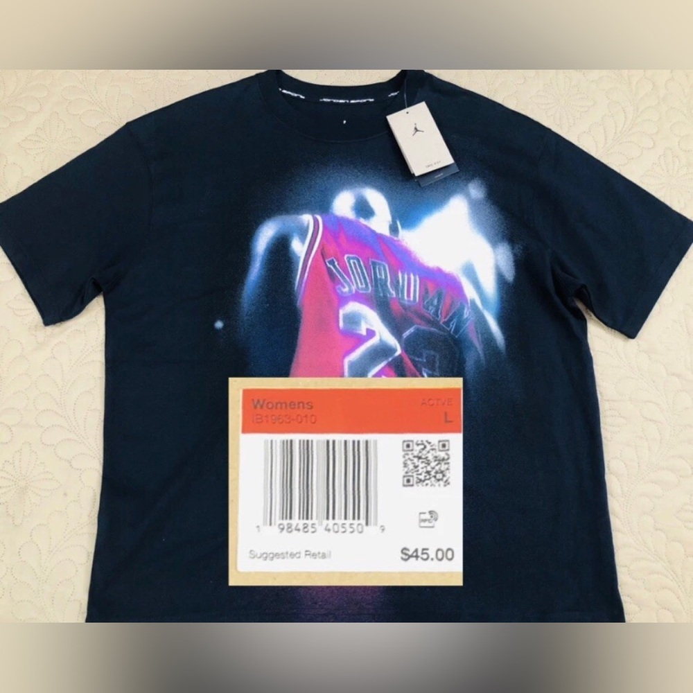 NEW..WOMEN LARGE JORDAN FLIGHT GRAPHIC TEE..LOOSE FIT..